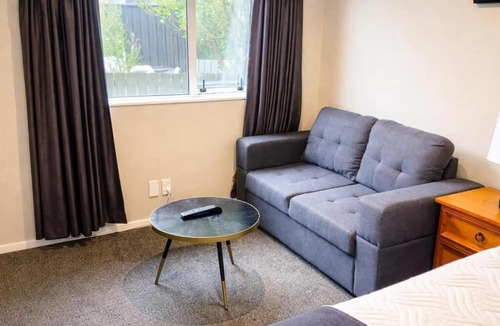 Tawa Hotel | Stylish Tawa Retreat