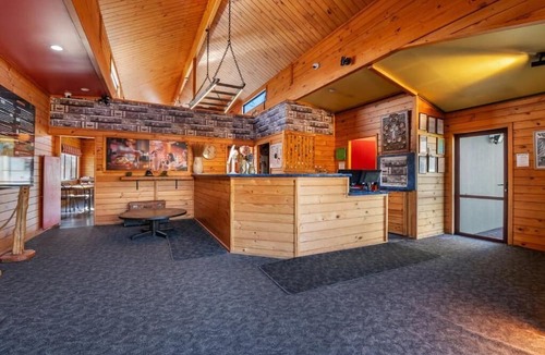 Rotorua Cabin | Smoke Lake Hot Springs Lodge & Camp