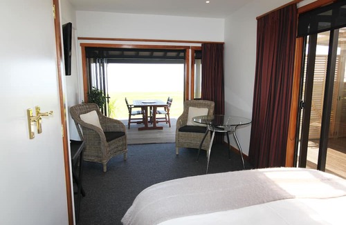 Te Puru Cabin | Te Puru Beach Lodge