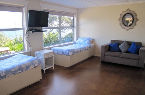 Tryphena Hotel | Tipi and Bob's Waterfront Lodge