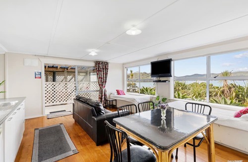 Tryphena Hotel | Tipi and Bob's Waterfront Lodge