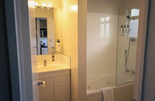 Akaroa Hotel | La Rochelle Motel