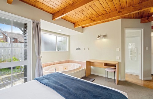 Two Mile Bay Hotel | Cottage Mews Motel