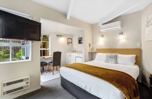 Two Mile Bay Hotel | Cottage Mews Motel