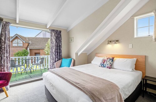 Two Mile Bay Hotel | Cottage Mews Motel