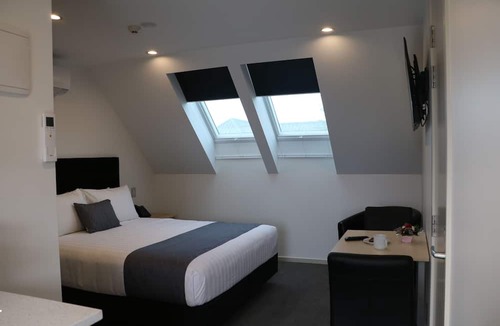 Edgeware Hotel | MCM Motel