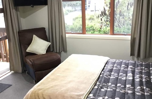 Waitomo Caves House | Waitomo Caves Guest Lodge