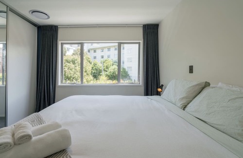 Parnell Apartment | Spacious Home Near CBD | SPA Pool | Parking | 3BR