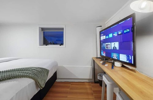 Glen Eden Apartment | The Nifty Nook Studio with Parking and Wi-fi
