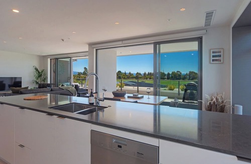 Tahunanui Apartment | Tahunanui Getaway in the Oceanview Apartments complex