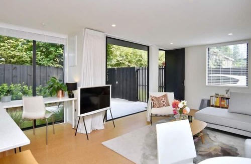 Addington Apartment | Dickens St-Stylish 2-Bedroom Townhouse - Your Perfect Getaway