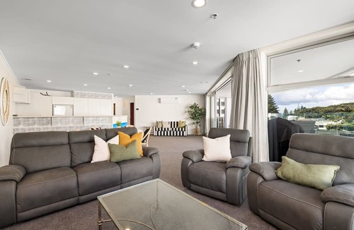Mount Maunganui Apartment | A strand Of Paradise, Oceanside & Views with pool