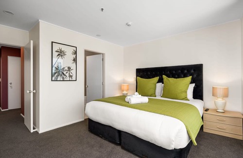 Mount Maunganui Apartment | A strand Of Paradise, Oceanside & Views with pool