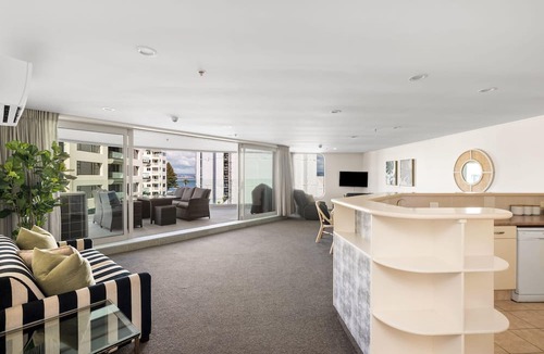 Mount Maunganui Apartment | A strand Of Paradise, Oceanside & Views with pool