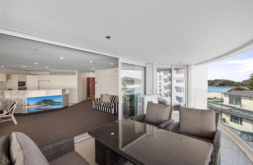 Mount Maunganui Apartment | A strand Of Paradise, Oceanside & Views with pool