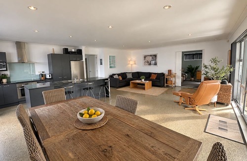 Omaha House | 5 bedroom beach house | 3-min walk to beach | Sleeps 12 🏝️