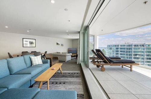 Mount Maunganui Apartment | Oceanside Apartment with Iconic Views!