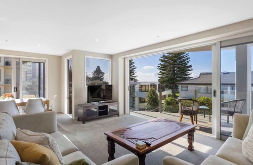 Mount Maunganui Apartment | Sun filled & Spacious with Ocean Views & beach