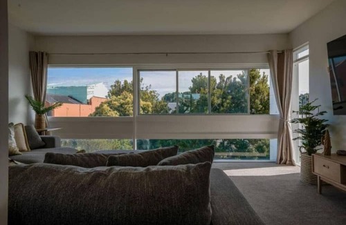 Mission Bay Apartment | Sun Soaked 1 BD | Full Kitchen w/Sea View