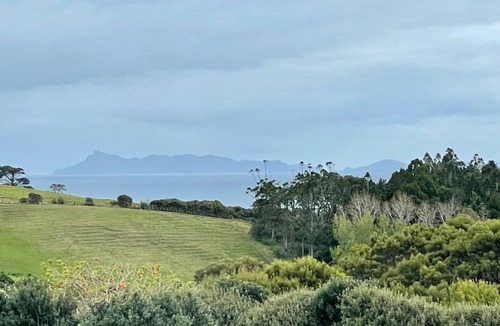 Leigh Cottage | Seaview Bach - 5 mins drive from Goat Island!