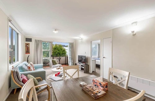 Mount Eden Apartment | Lovely 2-Bedroom Rental with Parking Zodiak Stays