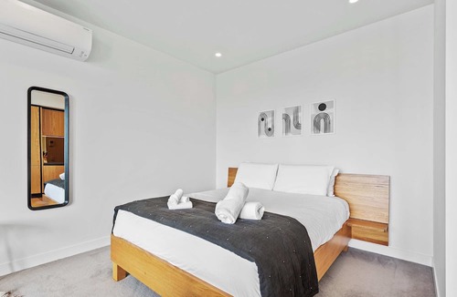 Auckland Central Business District Apartment | Modern Studio in Wynyard Quarter by Zodiak Stays