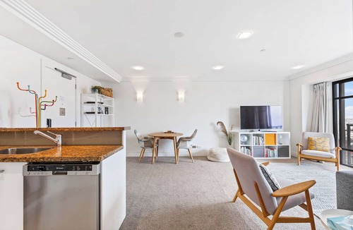 Auckland Central Business District Apartment | Bright 1 Bedroom Beauty with Balcony Zodiak Stays