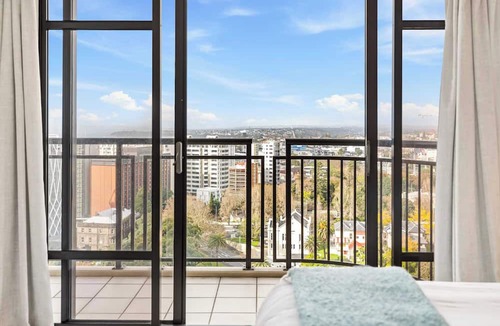 Auckland Central Business District Apartment | Bright 1 Bedroom Beauty with Balcony Zodiak Stays