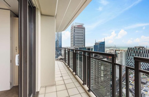 Auckland Central Business District Apartment | Bright 1 Bedroom Beauty with Balcony Zodiak Stays