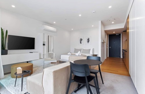 Auckland Central Business District Apartment | Sleek Modern Studio with Balcony by Zodiak Stays