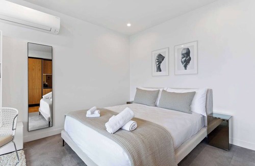 Auckland Central Business District Apartment | Sleek Modern Studio with Balcony by Zodiak Stays