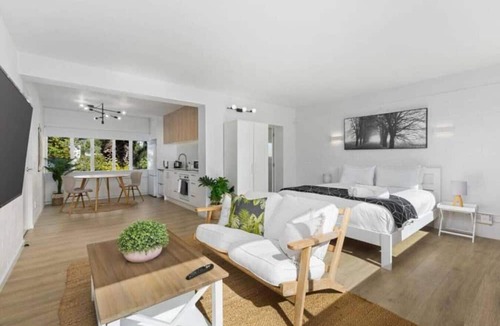 Mission Bay Apartment | Sun Soaked Studio| Full Kitchen | Sea Views