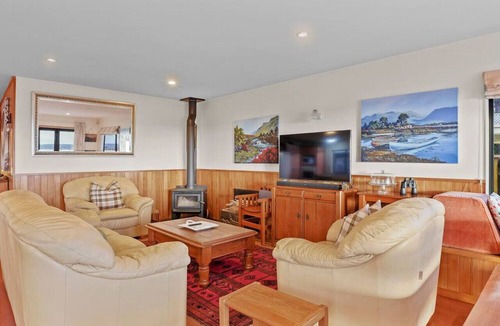 Waitahanui House | Taupo Beachfront Escape 12min to Town | Free Wifi