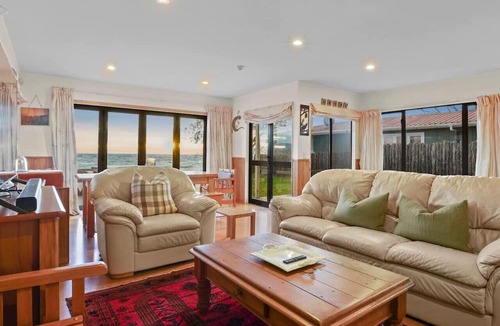 Waitahanui House | Taupo Beachfront Escape 12min to Town | Free Wifi