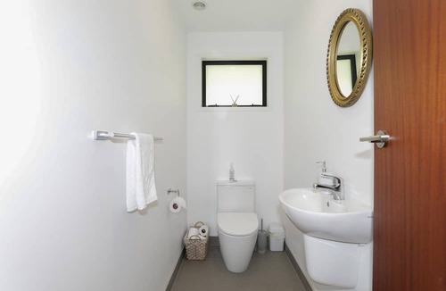 Lynmore House | Redwoods Getaway - 100m to the Trails, Sleeps 7