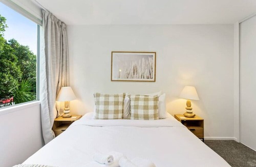Takapuna Apartment | Hideaway Apartment with Pool & Free Parking