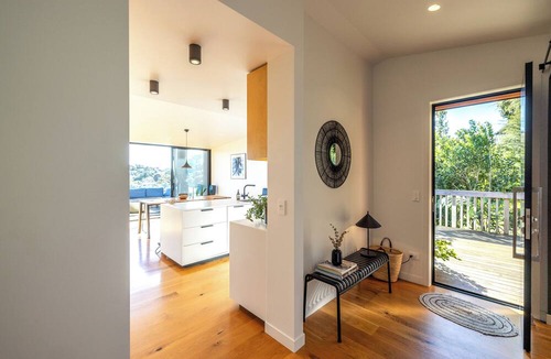 Surfdale House | Pacific Retreat - Stay Waiheke