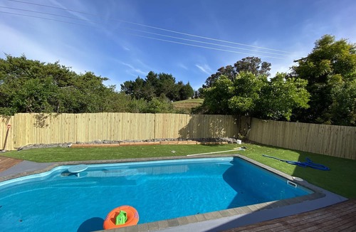 Matakana House | 5 bedrooms, metres from the village, with a pool