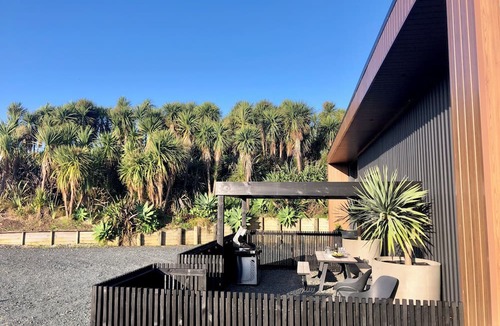 Mahurangi West House | Unique coastal property just 40 mins from the CBD, the ultimate getaway!
