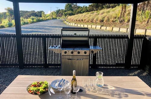 Mahurangi West House | Unique coastal property just 40 mins from the CBD, the ultimate getaway!