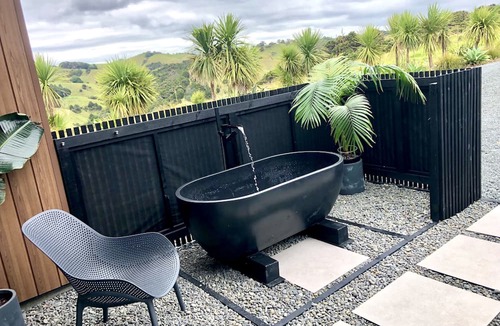 Mahurangi West House | Unique coastal property just 40 mins from the CBD, the ultimate getaway!