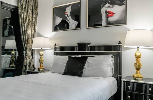 Auckland Central Business District Apartment | The Celebrity - Viaduct