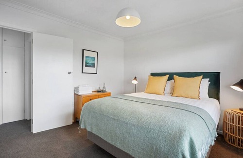 Takapuna Apartment | Renovated Takapuna 2BR Apt | Parking & Skytower