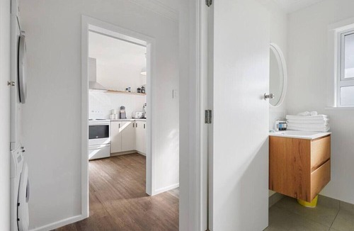 Takapuna Apartment | Renovated Takapuna 2BR Apt | Parking & Skytower