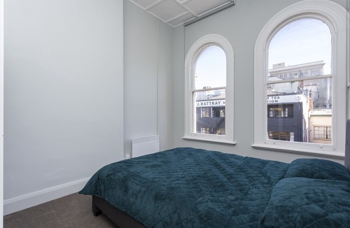 Dunedin City Centre Apartment | Four bedroom apartment over looking queens gardens