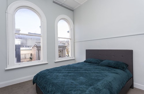 Dunedin City Centre Apartment | Four bedroom apartment over looking queens gardens
