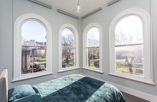 Dunedin City Centre Apartment | Four bedroom apartment over looking queens gardens