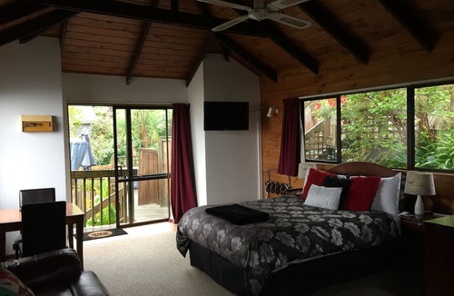 Thames Cottage | Grafton Cottage & Chalets