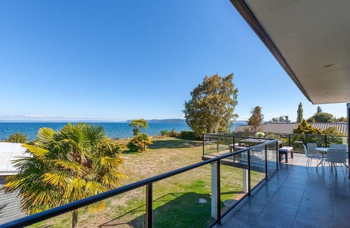 Waitahanui House | Lakefront Villa - Waitahanui Holiday Home