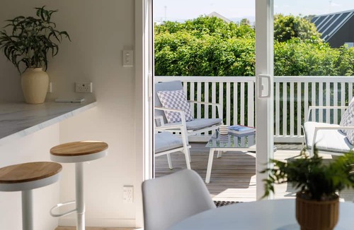 Mount Maunganui Apartment | Awesome Beach House, stroll to Town and Beach